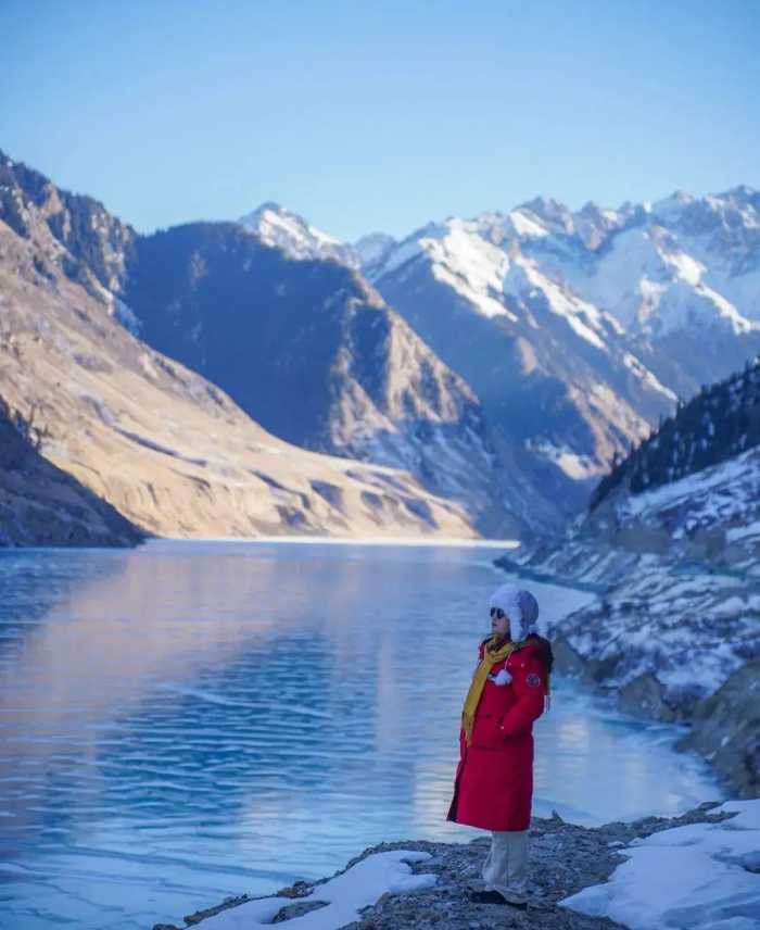 新疆伊犁昭苏玉湖惊现冰莲花，景色不输天池与赛里木湖，太美了！
