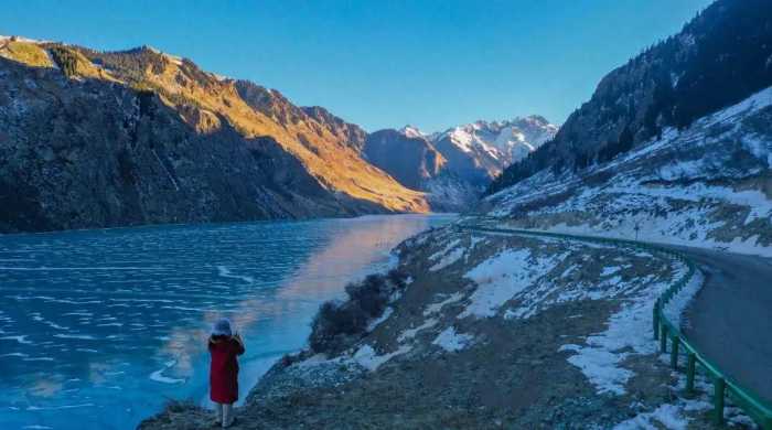 新疆伊犁昭苏玉湖惊现冰莲花，景色不输天池与赛里木湖，太美了！